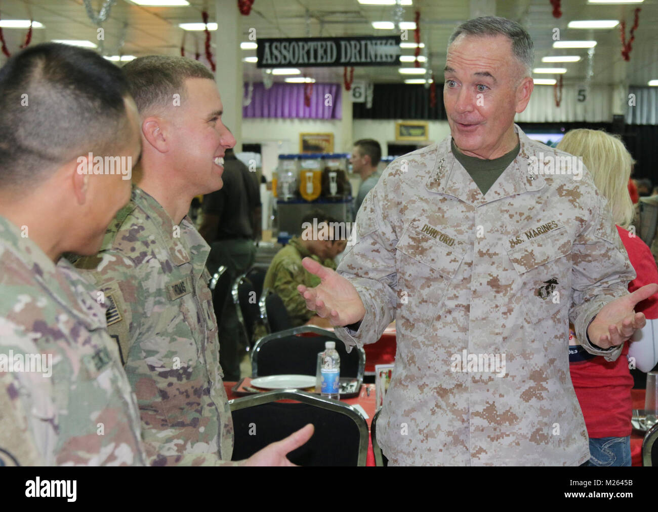 Marine Corps général Joe Dunford, président des chefs de personnel parle aux militaires à la base de la salle à manger avant de l'USO Tour Vacances Complexe militaire de Taji, 25 décembre 2017. Dunford et Troxell, ainsi que des artistes de l'USO, visité les membres de service qui sont déployés pendant les vacances. Cette année, le spectacle sont Chef Robert Irvine, catcheur Gail Kim, comédien Iliza Shlesinger, acteur Adam Devine, musicien country Jerrod Niemann, WWE Superstars et le "Im" et Alicia Fox. (U.S. Army Banque D'Images