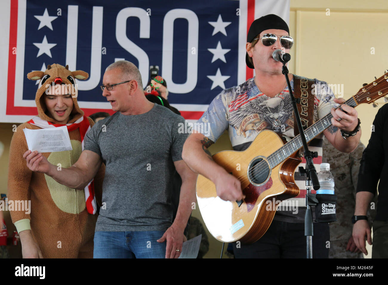 Musicien Country Jerrod Niemann dirige une chanson de Noël au cours de la tournée de l'USO de Taji complexe militaire, le 25 décembre, 2017. Dunford et Troxell, ainsi que des artistes de l'USO, visité les membres de service qui sont déployés pendant les vacances. Cette année, le spectacle sont Chef Robert Irvine, catcheur Gail Kim, comédien Iliza Shlesinger, acteur Adam Devine, musicien country Jerrod Niemann, WWE Superstars et le "Im" et Alicia Fox. (U.S. Army Banque D'Images