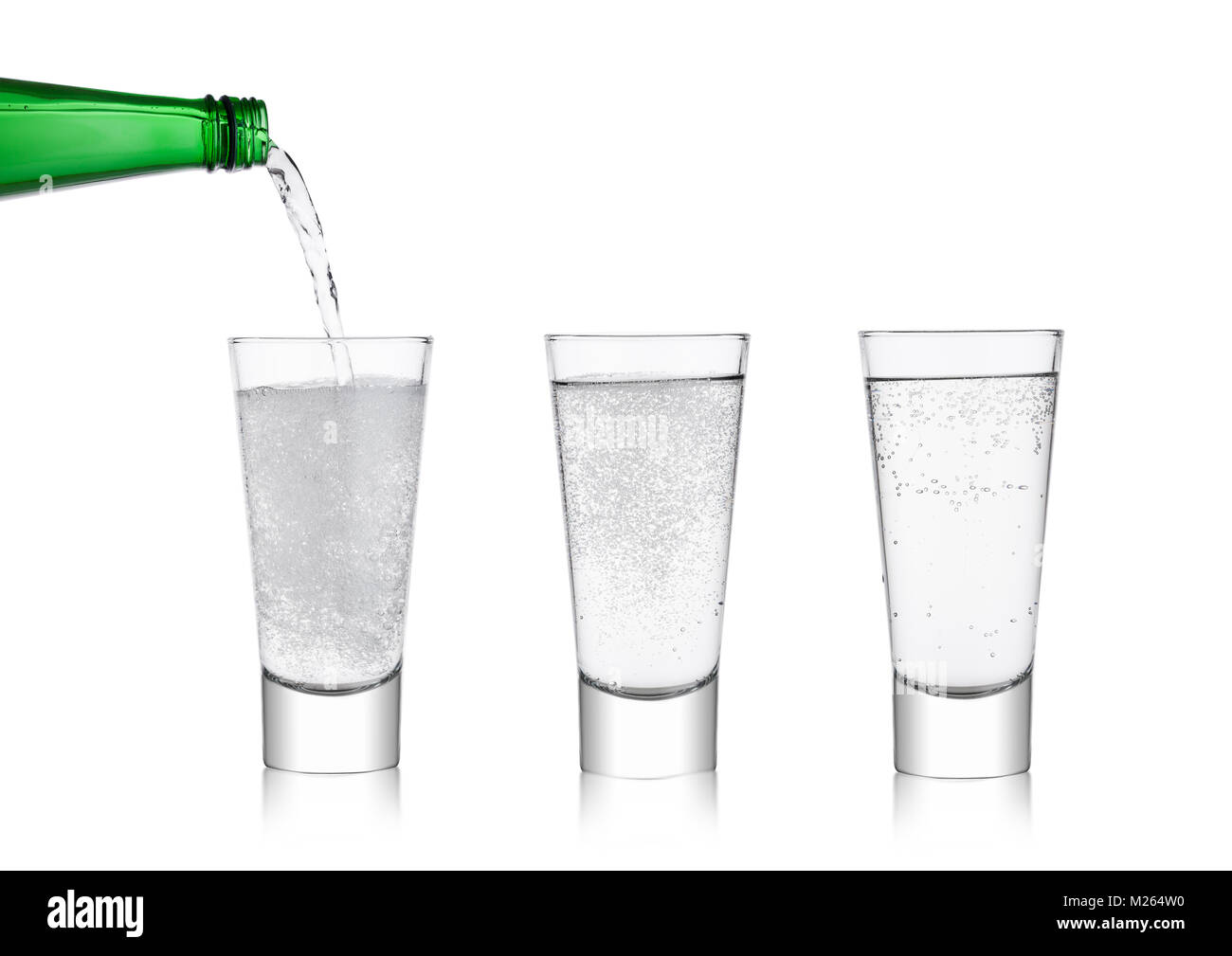 Verser La Limonade Soda Boire De Leau Pétillante De La