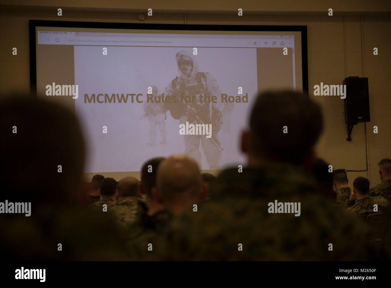 Marines avec la Force Arctic Edge participer à une classe sur la survie par temps froid à Marine Corps Formation Centre de formation de la guerre en montagne, Bridgeport, Californie, le 23 janvier 2018. Environ 90 soldats ont participé à la semaine où ils ont appris les techniques de survie, comment traverser un terrain montagneux et le froid d'entretien d'armes. La formation préparera les Marines de la force conjointe de l'exercice formation Artic Edge dans le nord de l'Alaska, qui exposera des Marines de la péninsule de conditions météorologiques extrêmes. (U.S. Marine Corps Banque D'Images