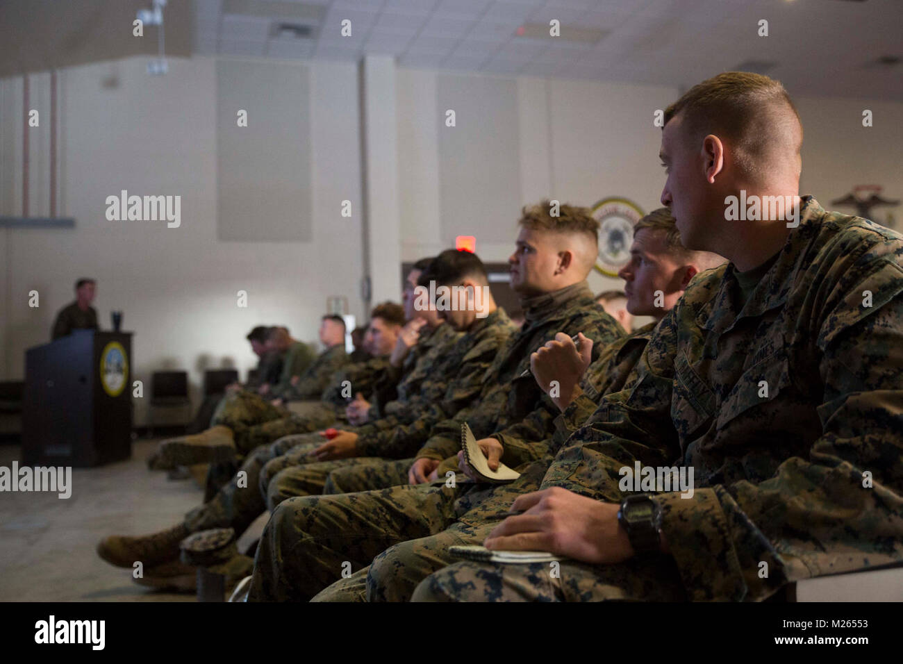 Marines avec la Force Arctic Edge participer à un cours sur la sensibilisation à la santé de la montagne par temps froid à Marine Corps Formation Centre de formation de la guerre en montagne, Bridgeport, Californie, le 24 janvier 2018. Environ 90 soldats ont participé à la semaine où ils ont appris les techniques de survie, comment traverser un terrain montagneux et le froid d'entretien d'armes. La formation préparera les Marines de la force conjointe de l'exercice formation Artic Edge dans le nord de l'Alaska, qui exposera des Marines de la péninsule de conditions météorologiques extrêmes. (U.S. Marine Corps Banque D'Images