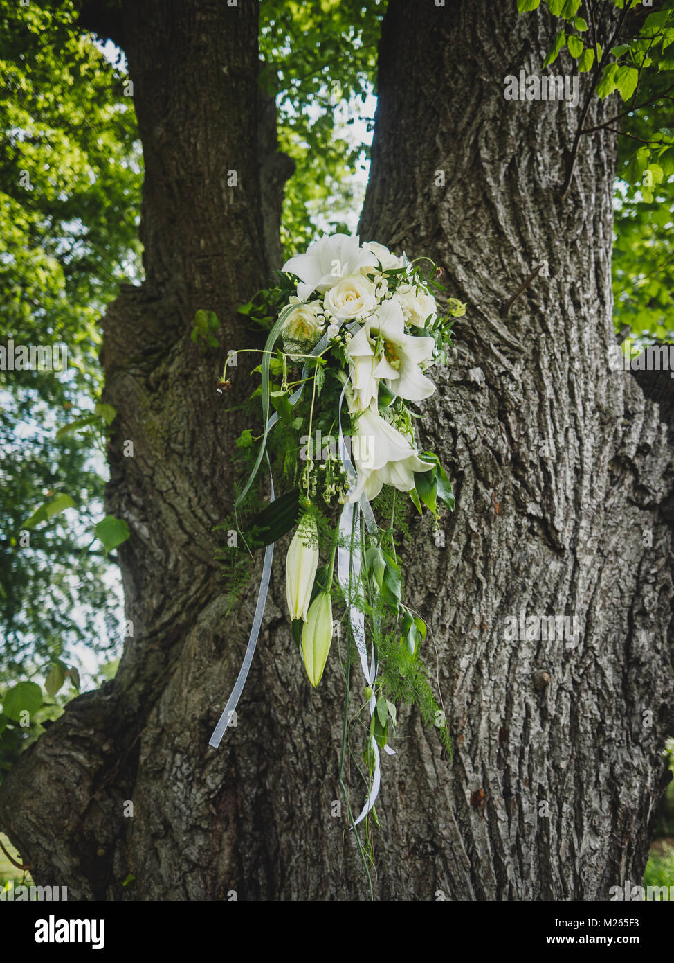 Le bouquet de mariée avec roses blanches et calla Banque D'Images