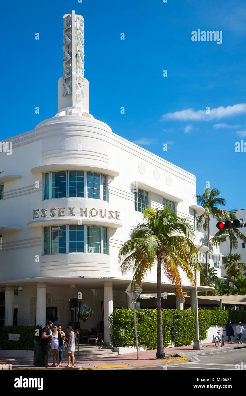 MIAMI - 2 janvier 2018 : l'extérieur de l'hôtel Essex House sur l'avenue Collins, construit en 1938 par Henry Hohauser, un architecte New Banque D'Images