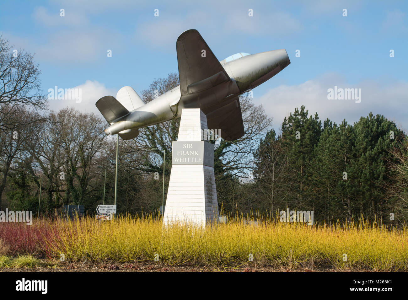 Monument à Sir Frank Whittle en dehors de l'aéroport de Farnborough - réplique du premier avion à voler avec un moteur conçu par Whittle, le Gloster E28/39 Banque D'Images
