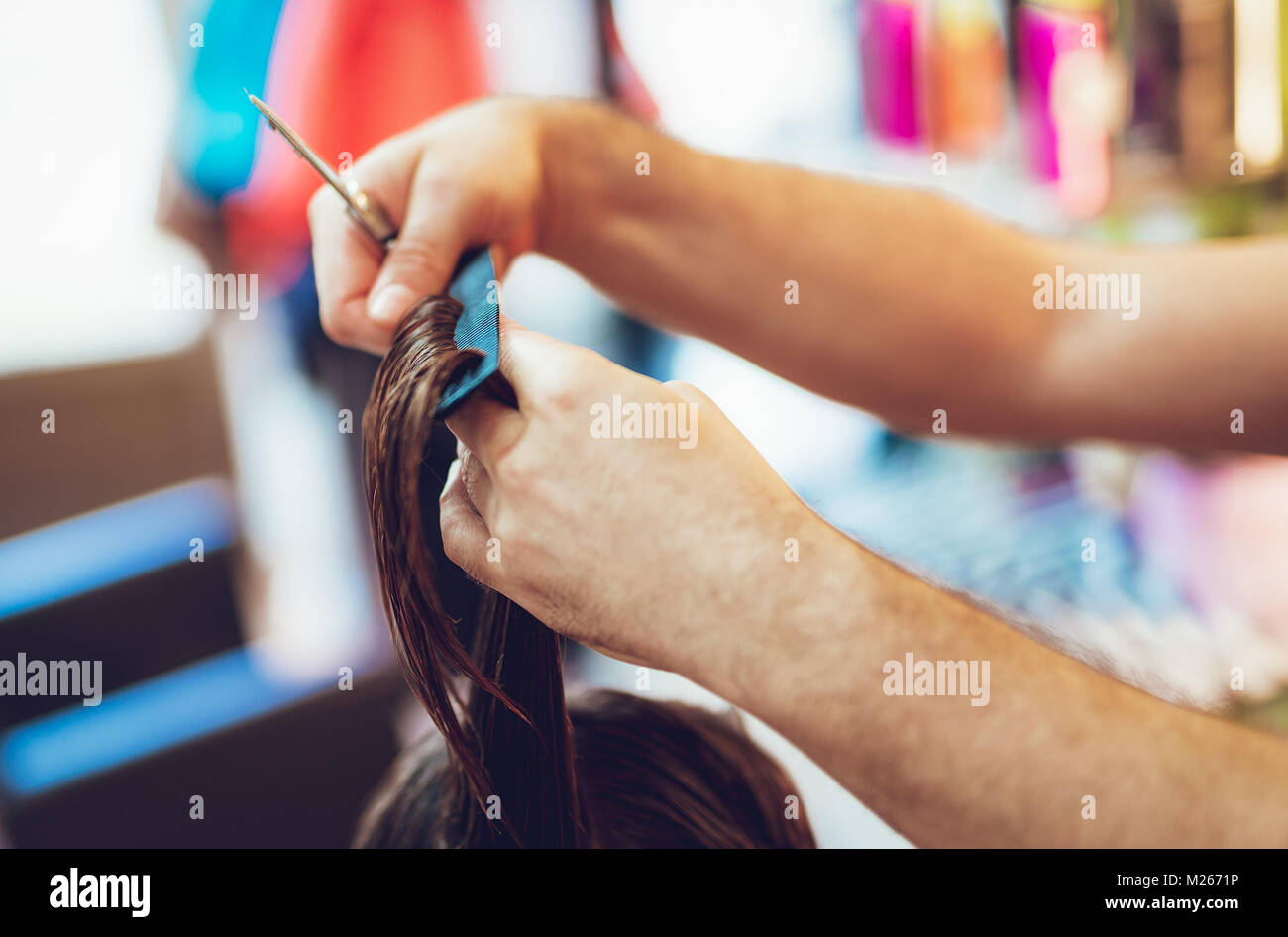 Close-up of a man coiffure coupe les mains les cheveux d'une femme. Banque D'Images
