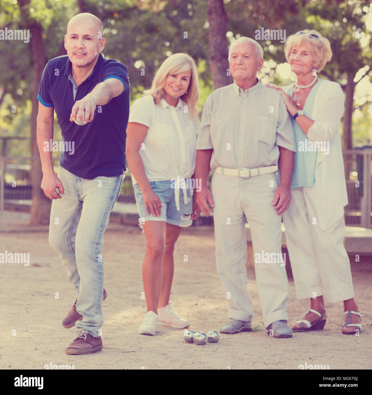 Heureux cheerful family playing pétanque dans l'air extérieur Banque D'Images