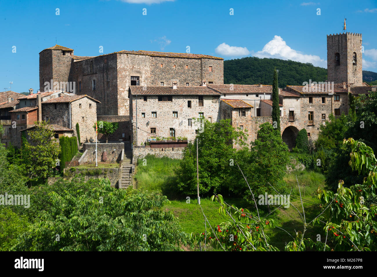 Vue sur monument historique château de Santa Pau en journée d'été, Garrotxa, Espagne Banque D'Images