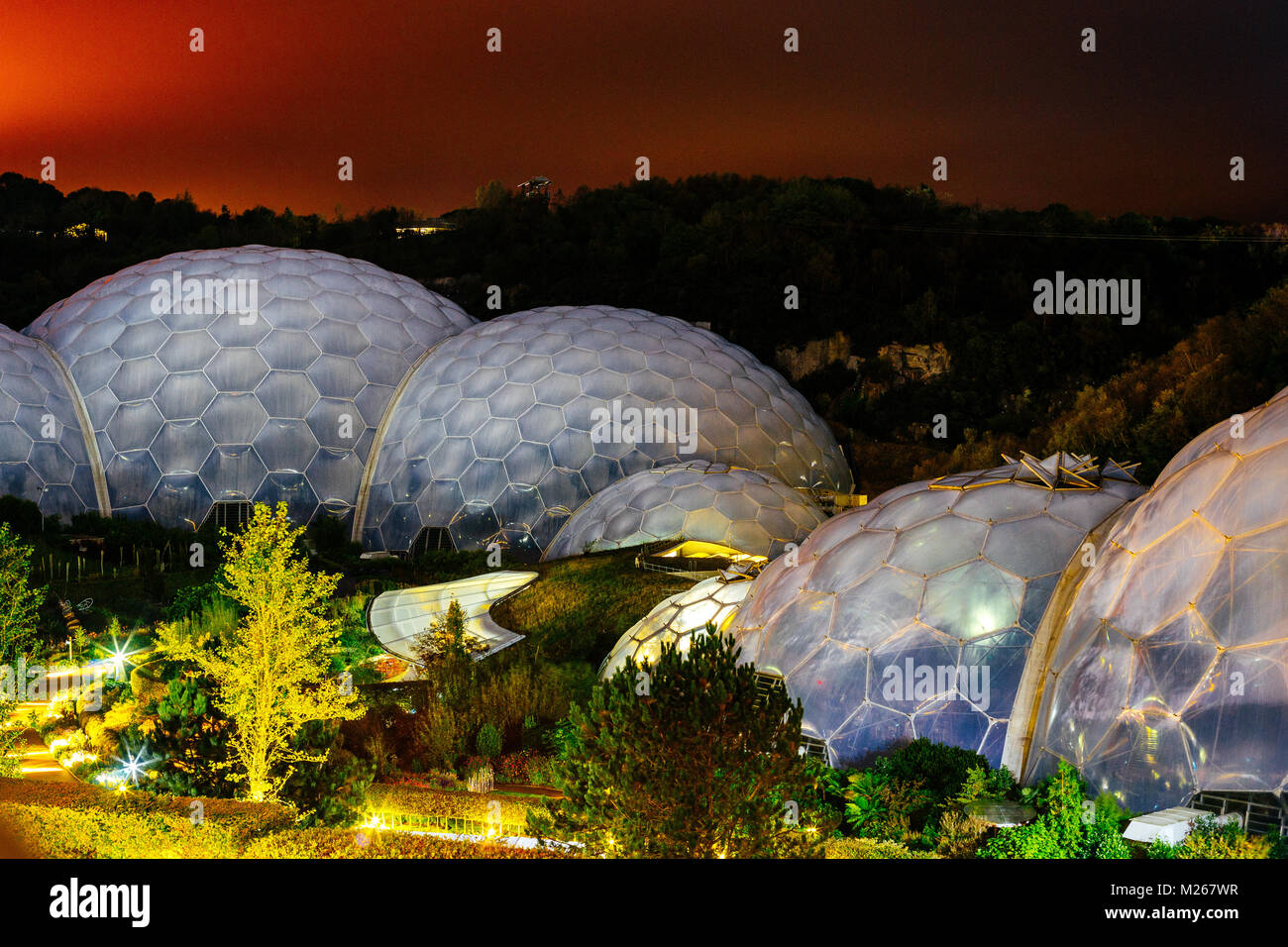 Montre l'extérieur de l'Eden Project biomes de nuit. Bodelva, Cornwall, Royaume-Uni. Banque D'Images