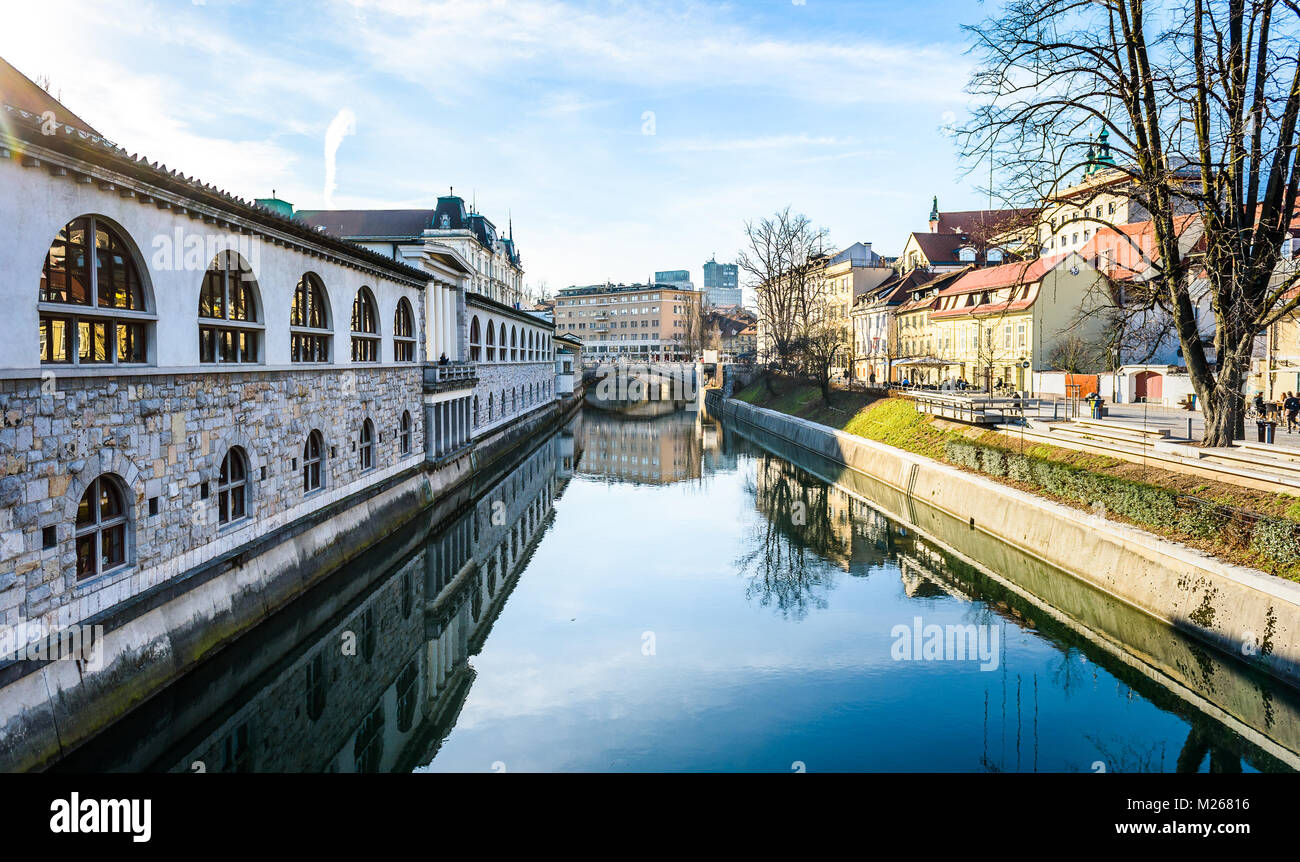 La rivière Ljubljanica avec de vieux marché central et triple pont, Ljubljana. Vue depuis les bouchers au pont de Plecnik Marché couvert et Tripple bridge par f Banque D'Images