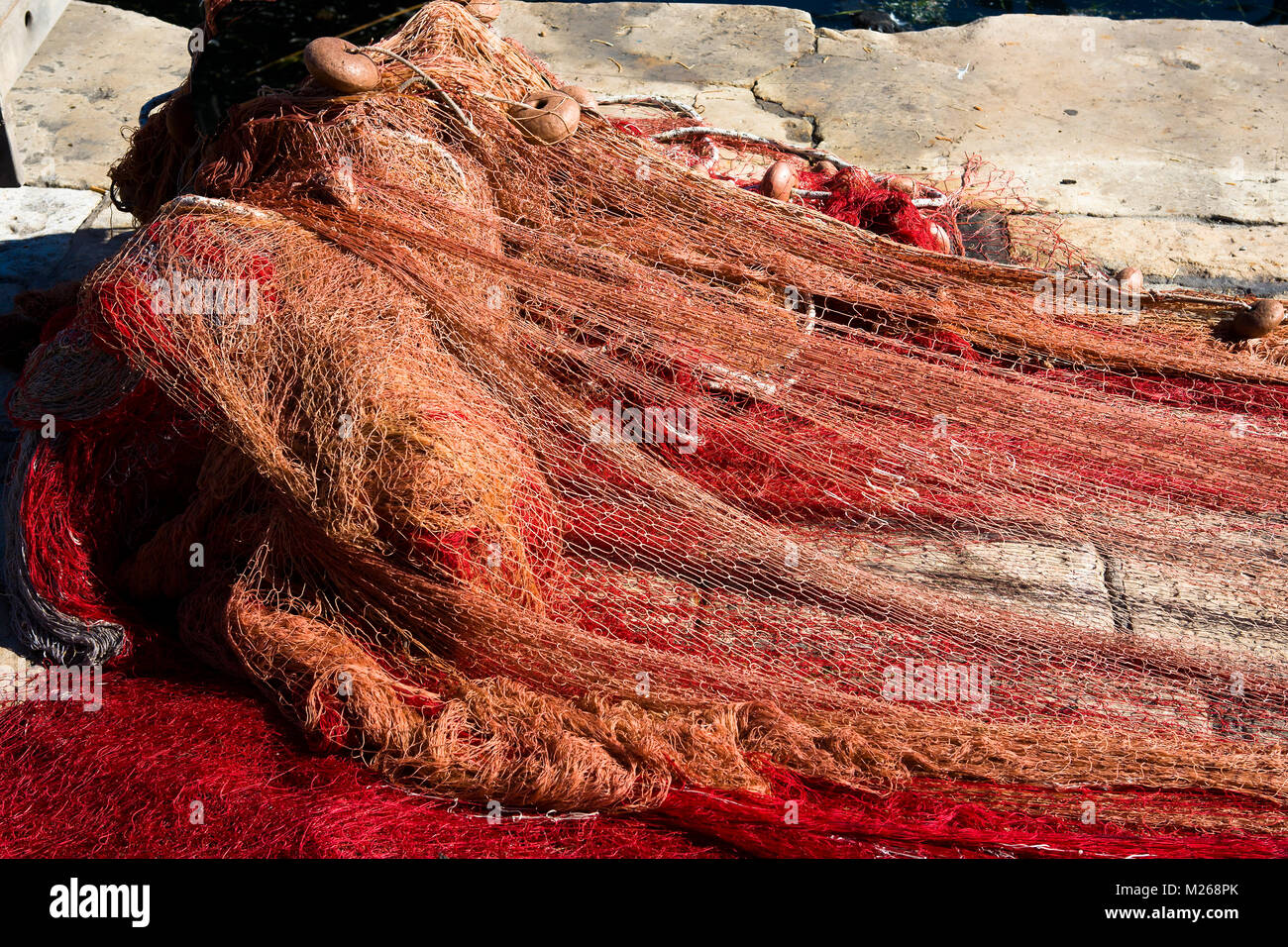 Les filets de pêche séchant au soleil, Via Cariati, Taranto Vecchio, Pouille, Italie Banque D'Images