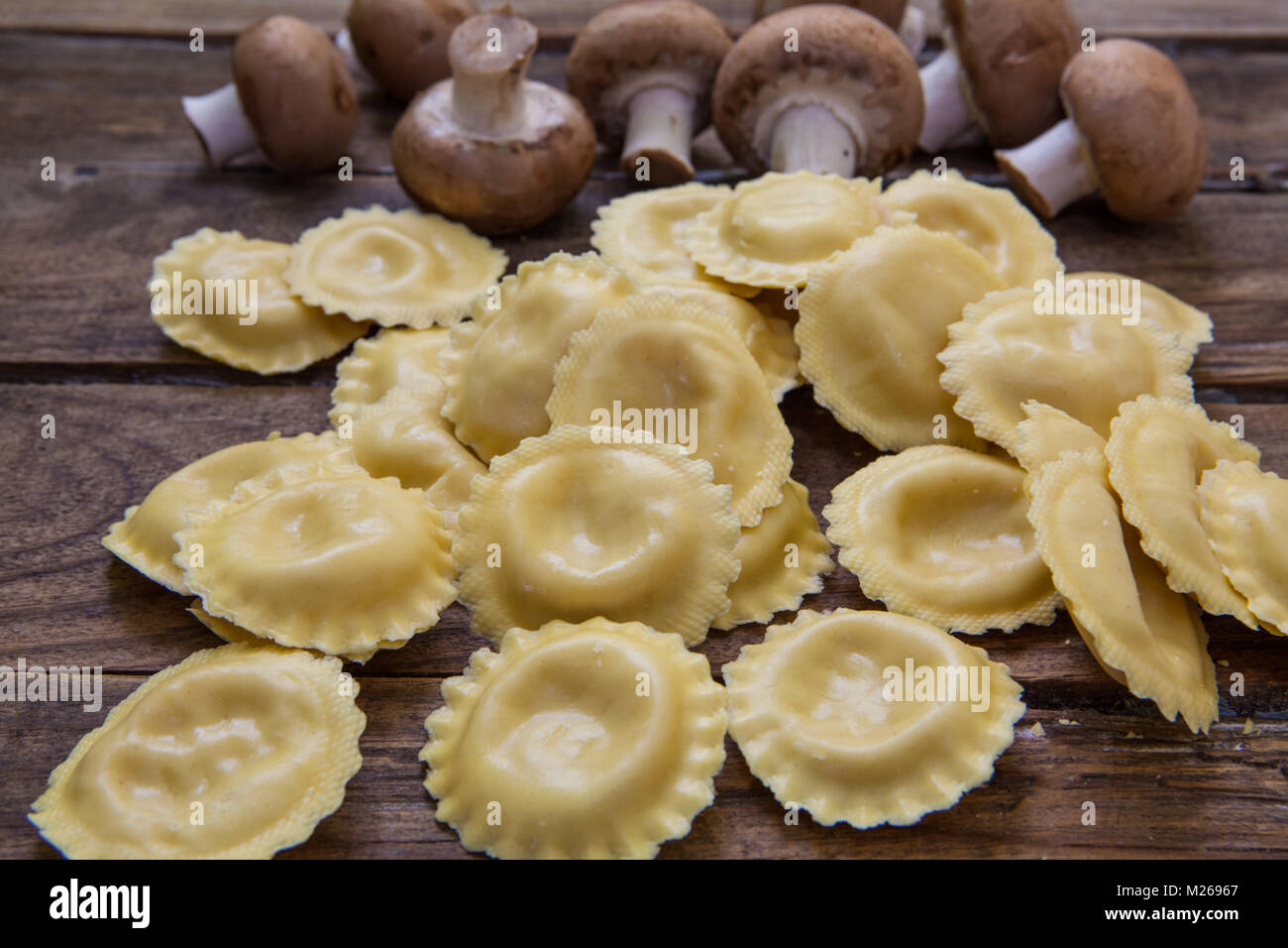 Raviolis maison farcis de style italien avec du fromage Banque D'Images