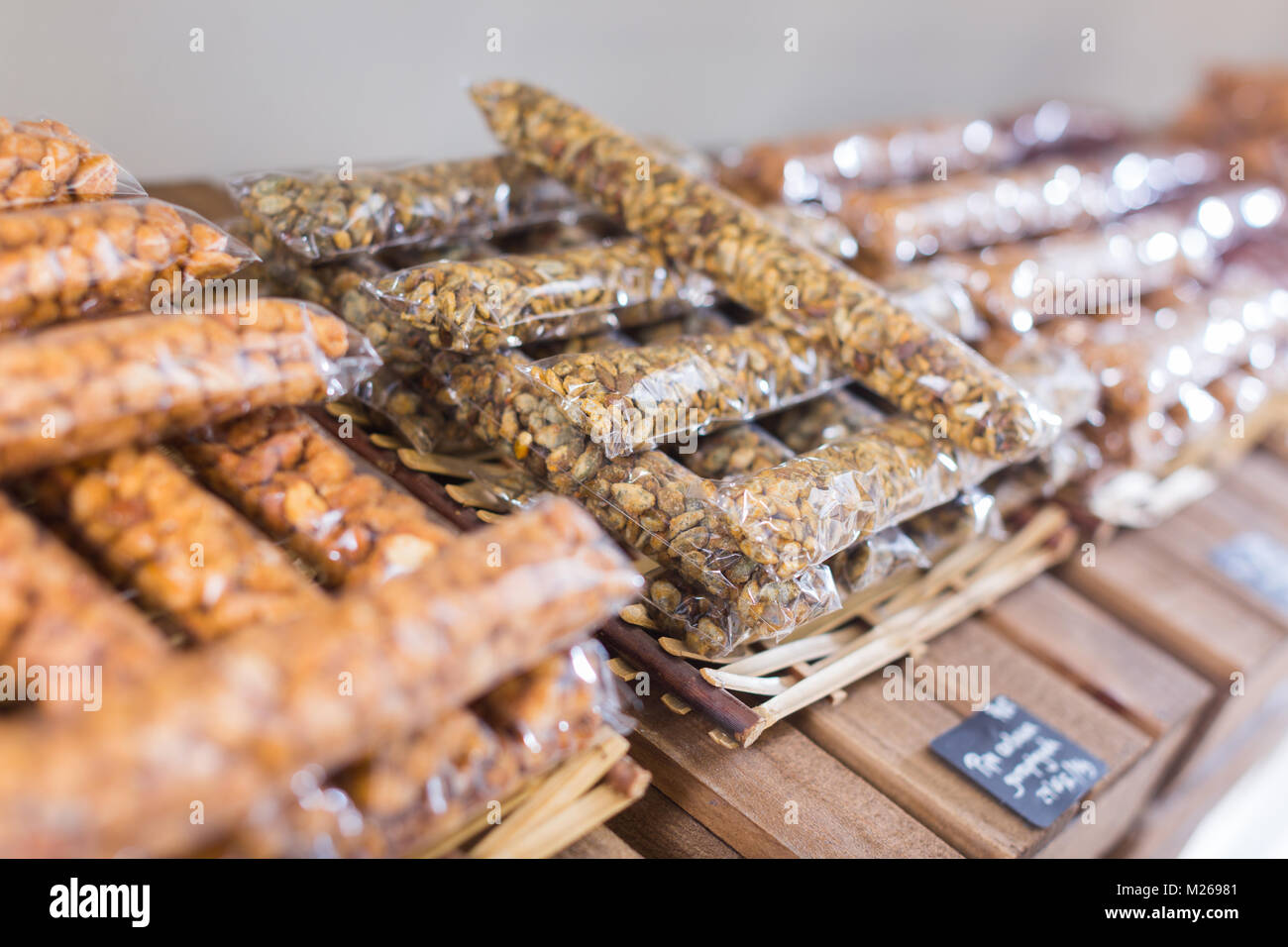 Photo de sacs avec les fruits séchés et les noix dans la alimentacion store. Banque D'Images