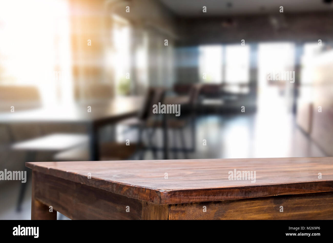 Les Bases De La Décoration D Intérieur Table En Bois Vide Et Prix Decoration D Interieur Montage De Produits De Base L Ecran Arriere Plan De La Fenetre Photo Stock Alamy