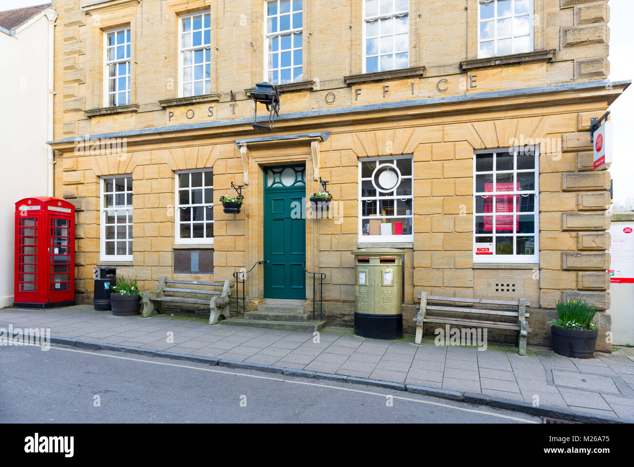 High Street, bureau de poste, Sherborne Dorset, UK, avec une cabine téléphonique rouge et or une lettre fort peint pour 2012 l'Olympienne tir Peter Wilson. Banque D'Images