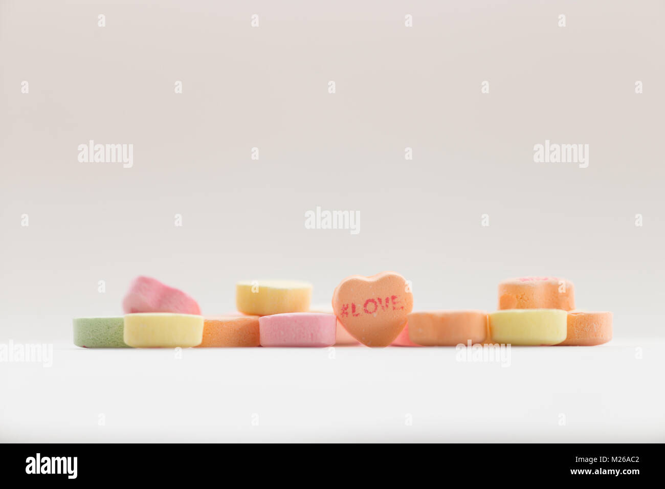 Bonbons coeur de conversation pour la Saint-Valentin avec # l'amour Banque D'Images