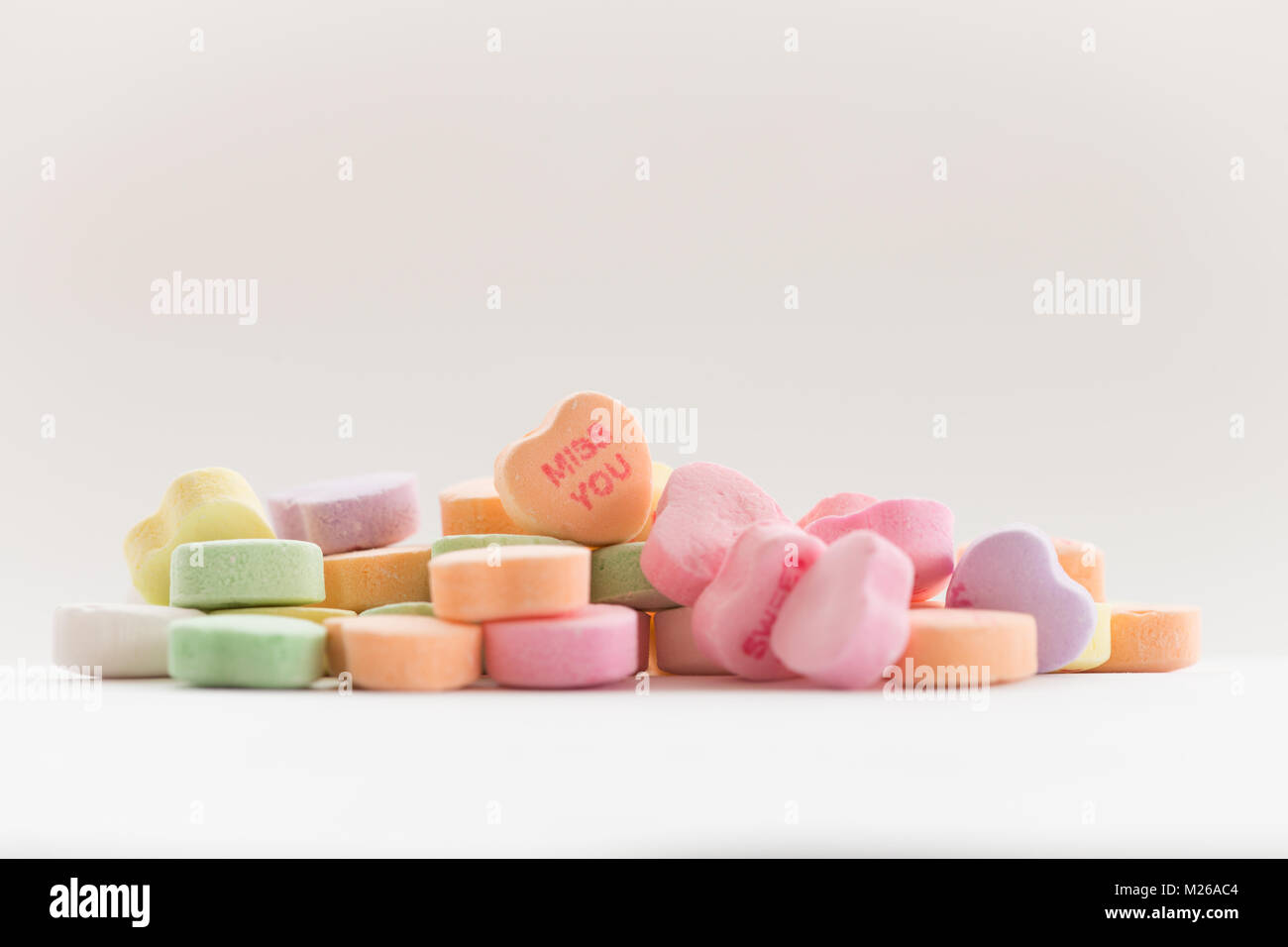 Bonbons coeur de conversation pour la Saint-Valentin avec l'expression 'Miss You' Banque D'Images
