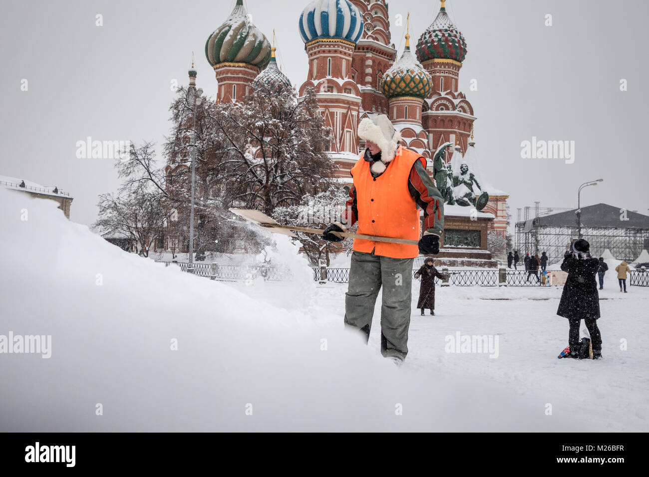 Un travailleur de l'utilitaire ville supprime la neige sur la Place Rouge au cours d'une fréquence anormale de fortes chutes de neige dans la région de Moscou, Russie Banque D'Images