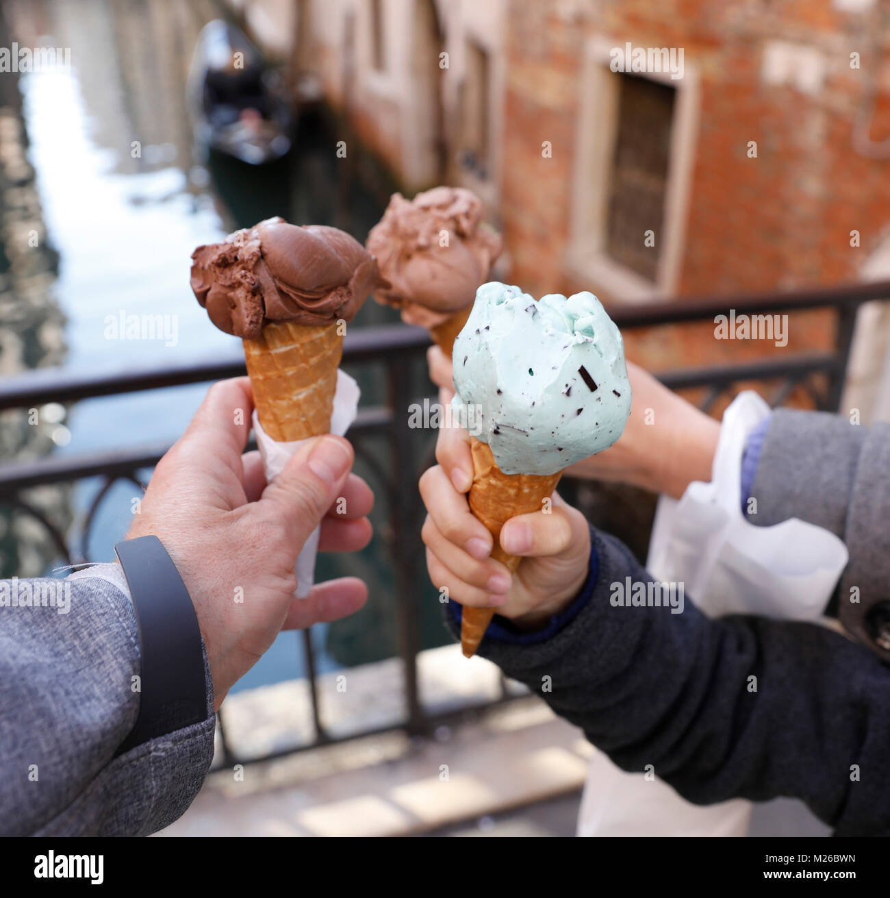 Une famille est titulaire d'une variété de glaces italiennes à côté d'un canal à Venise, Italie. (Photo par Matt Peut/Alamy) Banque D'Images
