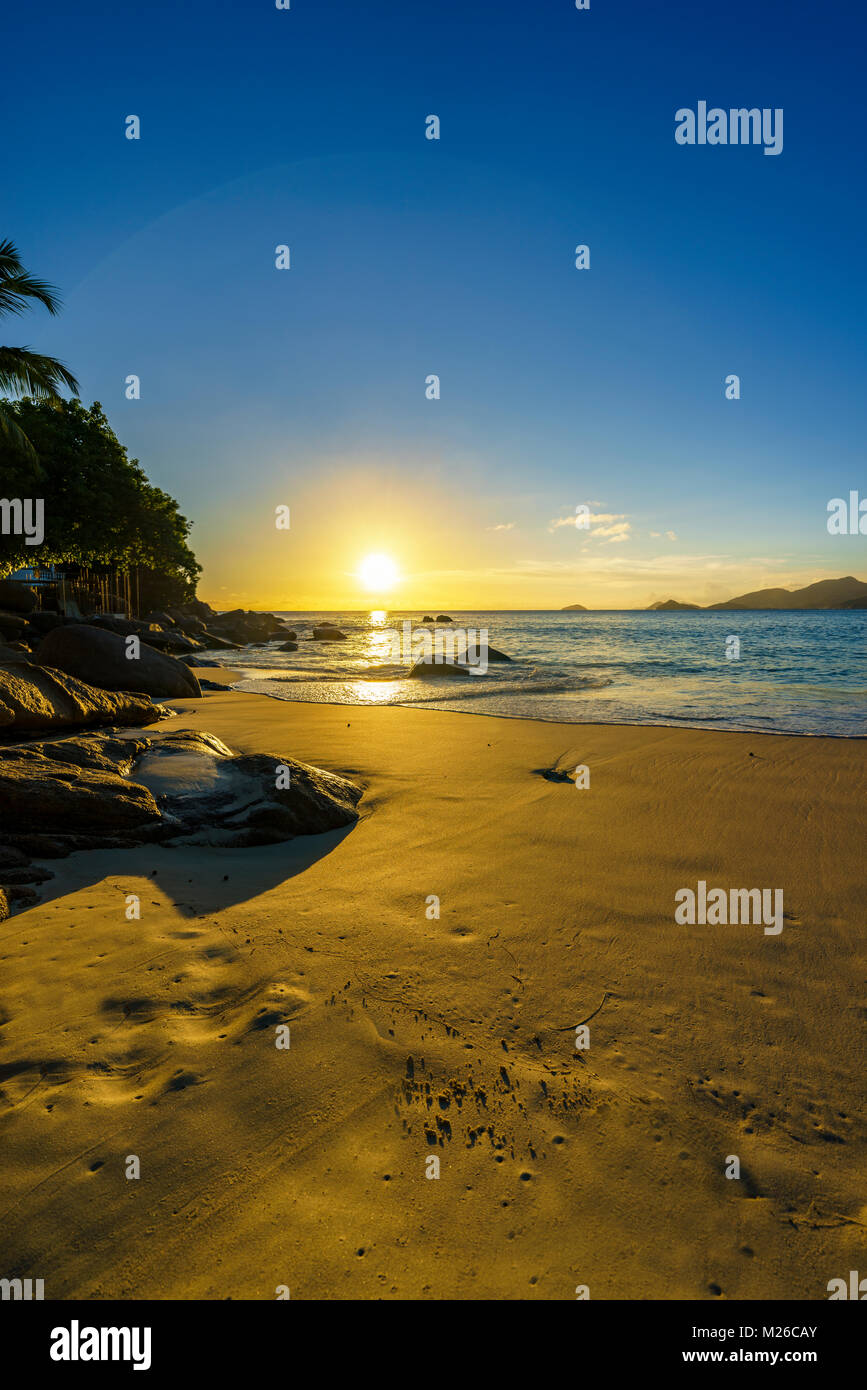 Beau Coucher De Soleil Romantique Sur La Plage De Sable Doré