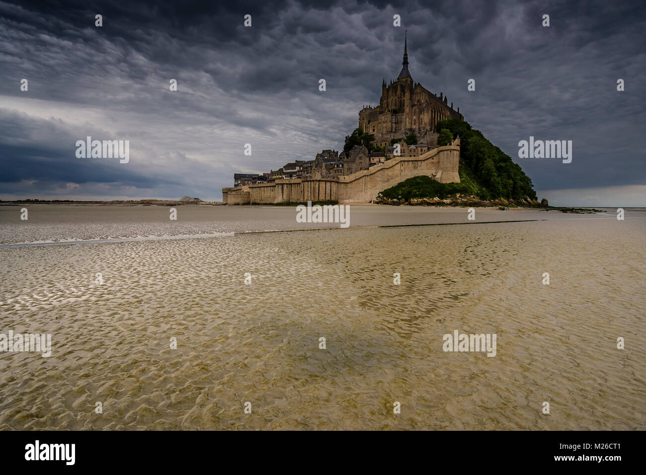 Le Mont Saint Michel-une île magique surmonté d'un monastère médiéval défiant la gravité, le Mont-Saint-Michel compte parmi les plus beaux sites touristiques de la France. Banque D'Images