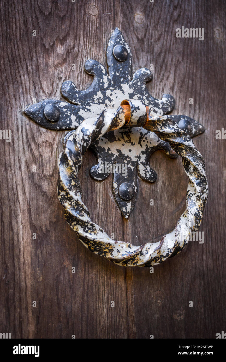 Black metal ancien heurtoir sur une porte en bois dans la partie historique de Winchester, England, UK Banque D'Images