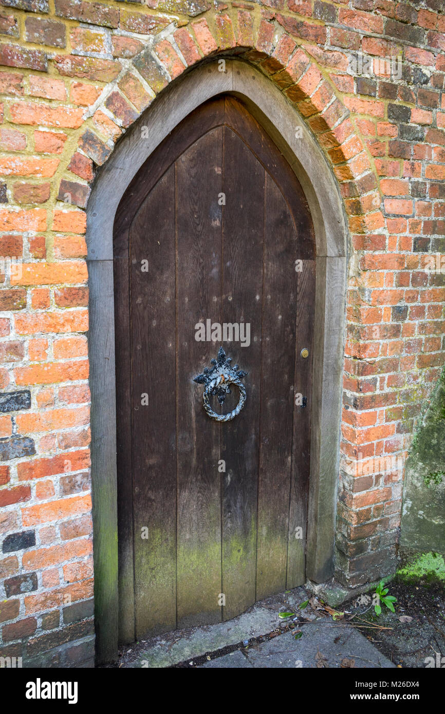 Vieille porte en bois historique dans la vieille ville de Winchester, Hampshire, England, UK Banque D'Images