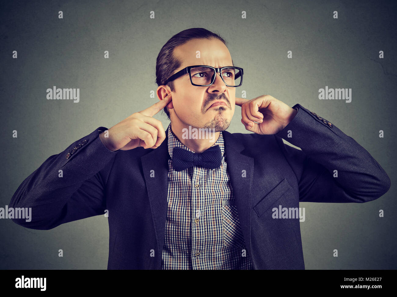 L'Homme à lunettes officielles à la grognon disposé à écouter qui que ce soit. Banque D'Images