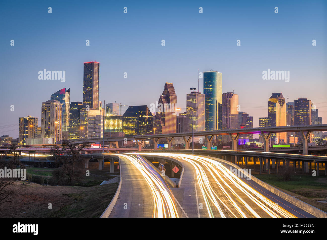 Houston, Texas, USA Centre-ville sur les toits de la ville et l'autoroute. Banque D'Images