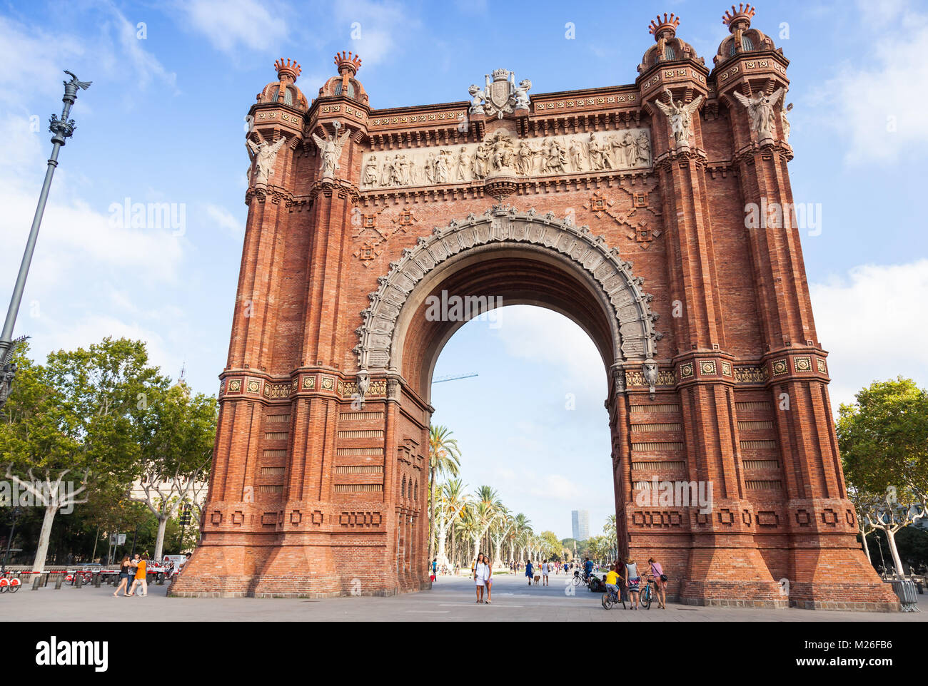 Barcelone, Espagne - 26 août 2014 : les gens à pied près de Arc de Triomf ou Arco de Triunfo en espagnol. C'est un arc de triomphe dans la ville de Barcelone en C Banque D'Images