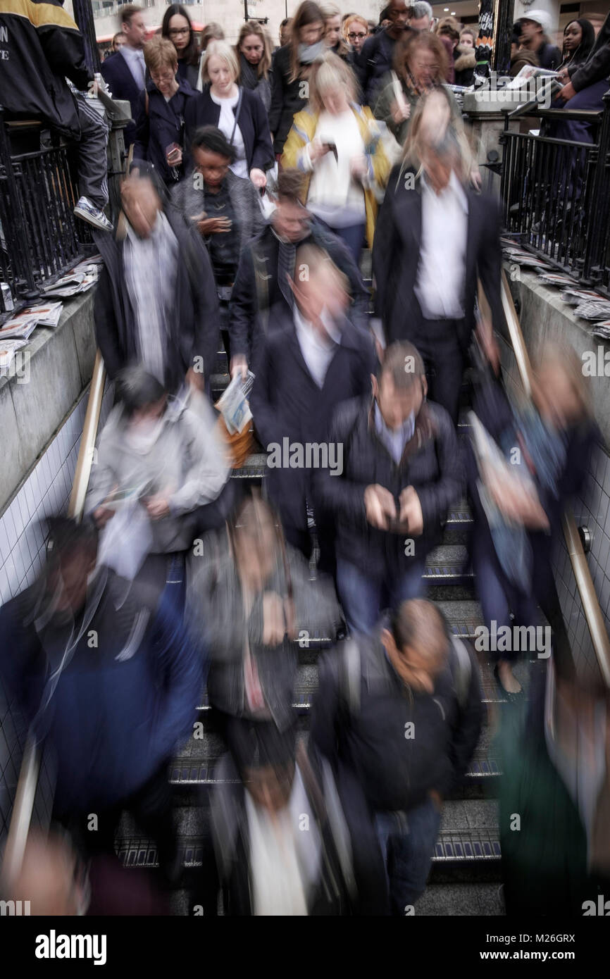 London street photography : chiffres en ordre décroissant comme suit pour station de métro. Banque D'Images