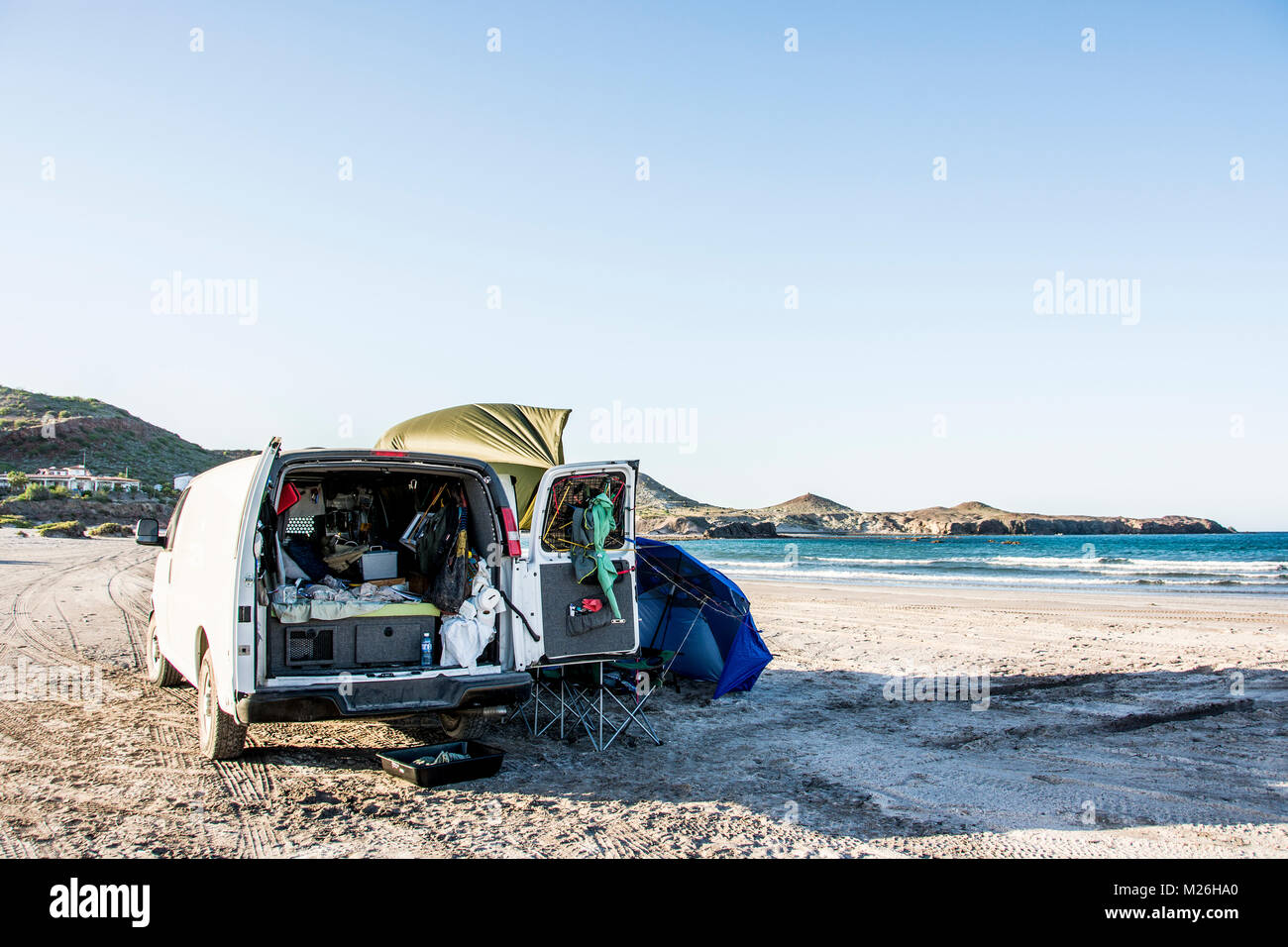 Camping La plage à Punta Chivato, au nord de Mulege, Baja California, Mexique. Banque D'Images