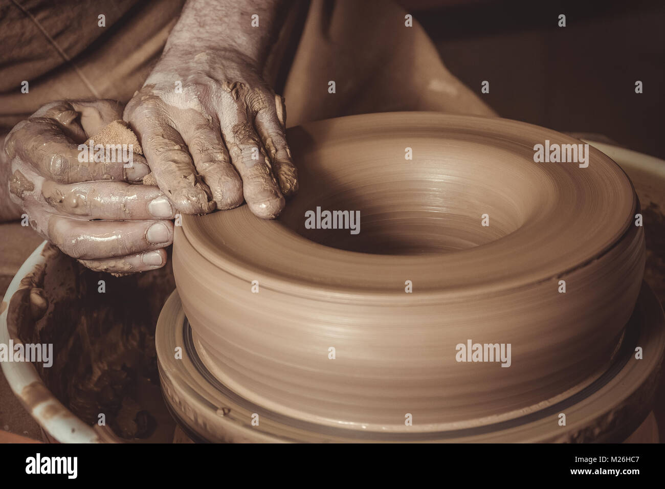 Homme âgé de décisions à l'aide de pot de céramique en studio Banque D'Images