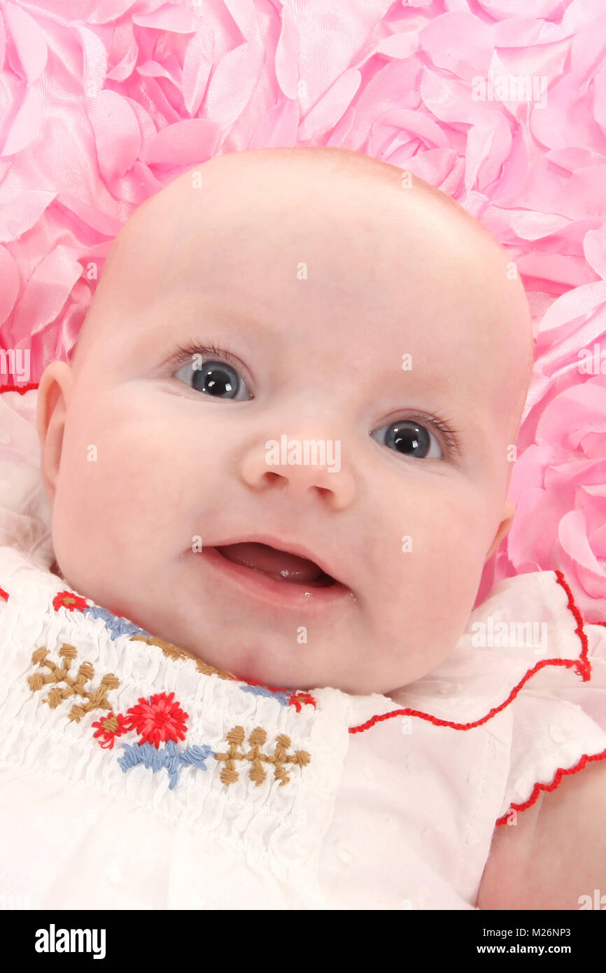 Beau Bebe De Trois Mois Fille Heureux Jouant Dans Lit Bebe Photo Stock Alamy