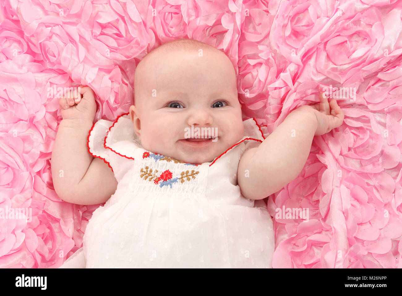Beau Bebe De Trois Mois Fille Heureux Jouant Dans Lit Bebe Photo Stock Alamy