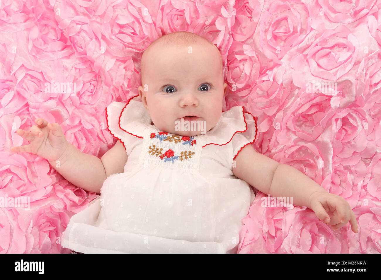 Beau Bebe De Trois Mois Fille Heureux Jouant Dans Lit Bebe Photo Stock Alamy