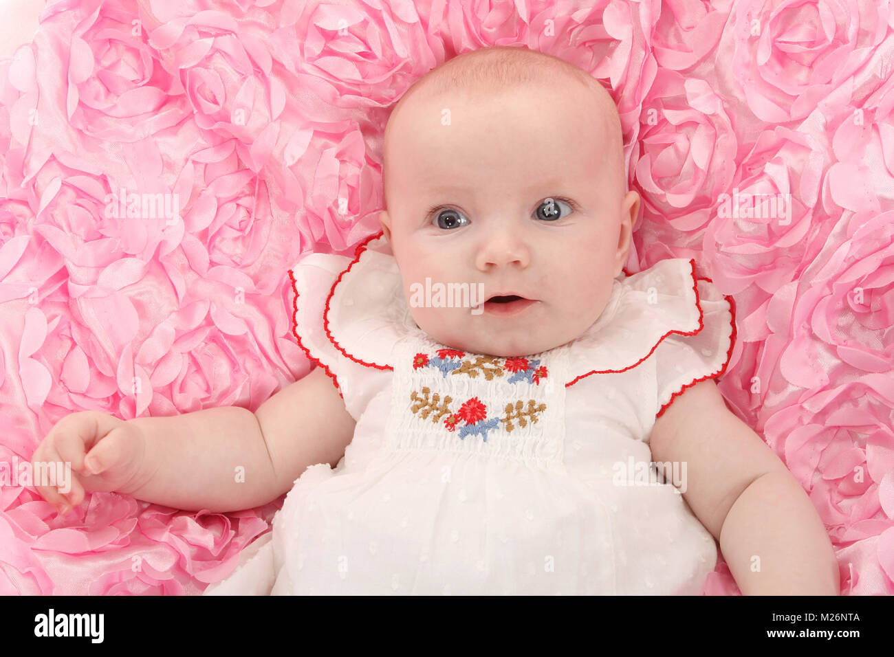 Beau Bebe De Trois Mois Fille Heureux Jouant Dans Lit Bebe Photo Stock Alamy