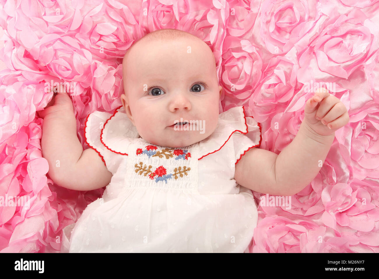 Beau Bebe De Trois Mois Fille Heureux Jouant Dans Lit Bebe Photo Stock Alamy