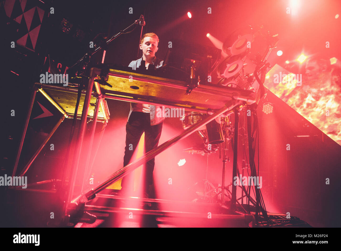 Les deux musiciens de la divulgation duo de musique électronique sont considérés comme multi-instrumentiste. Ici vivent Guy Lawrence est représenté sur scène à Vega à Copenhague. Danemark 2013. Banque D'Images