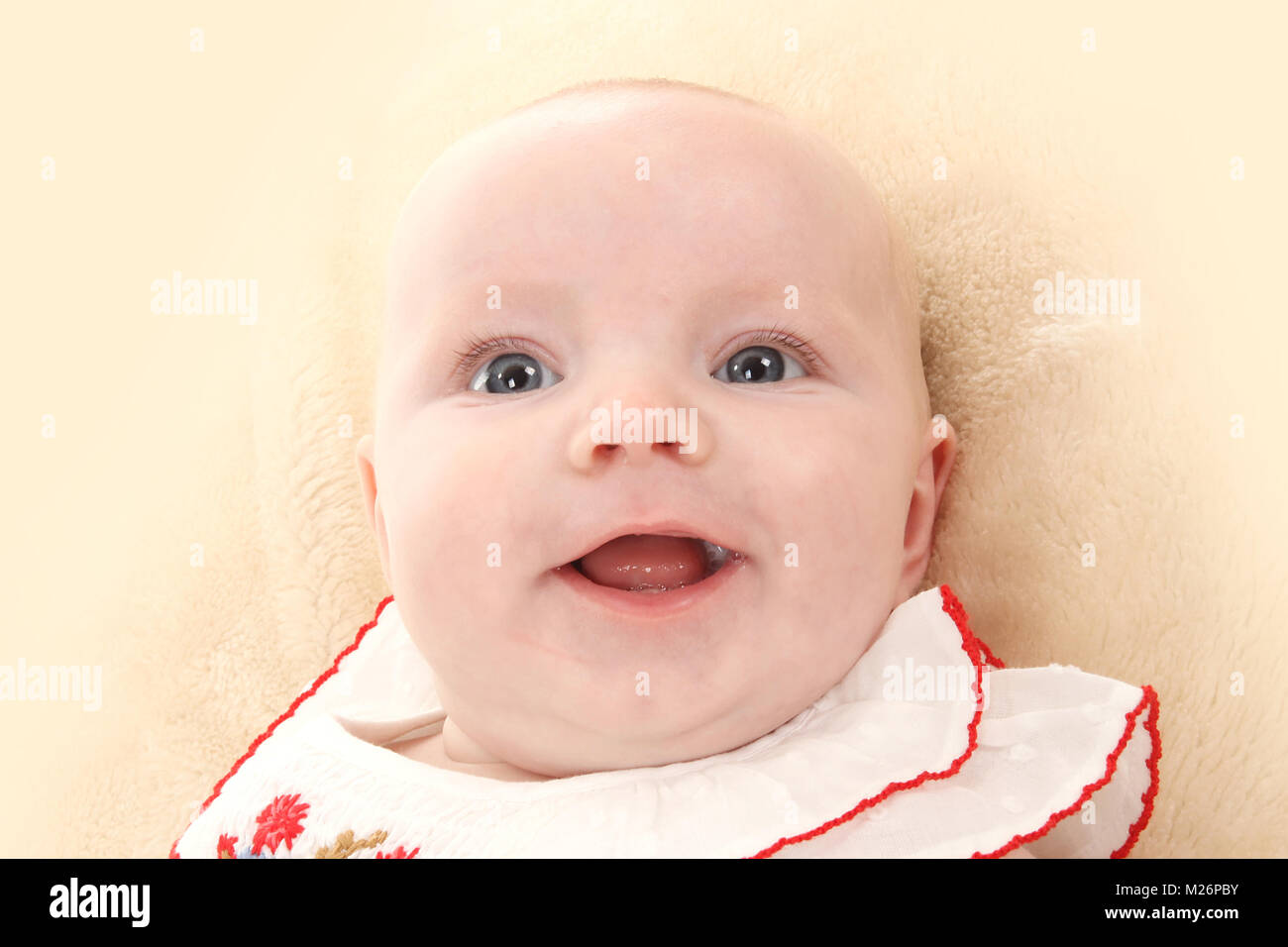 Beau bébé de trois mois fille heureux jouant dans lit bébé Banque D'Images