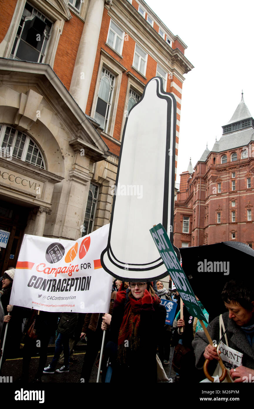 Manifestation appelée par l'Assemblée du peuple à l'appui de la NHS . Un condom en carton géant fait partie de la campagne pour la contraception Banque D'Images