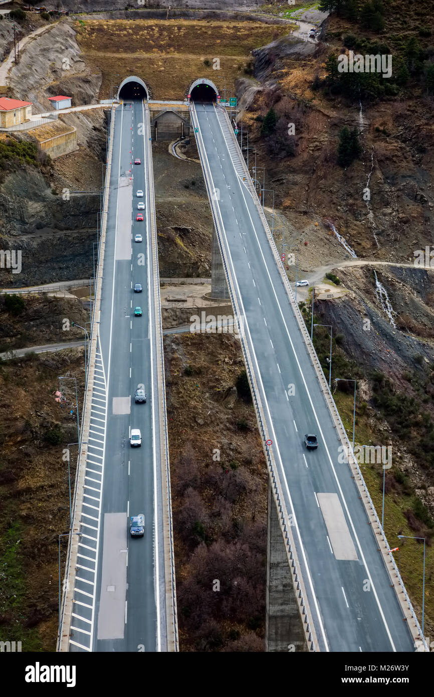 Vue de la route Egnatia Odos (national) qu'il appert à Metsovo en Épire, Grèce Banque D'Images