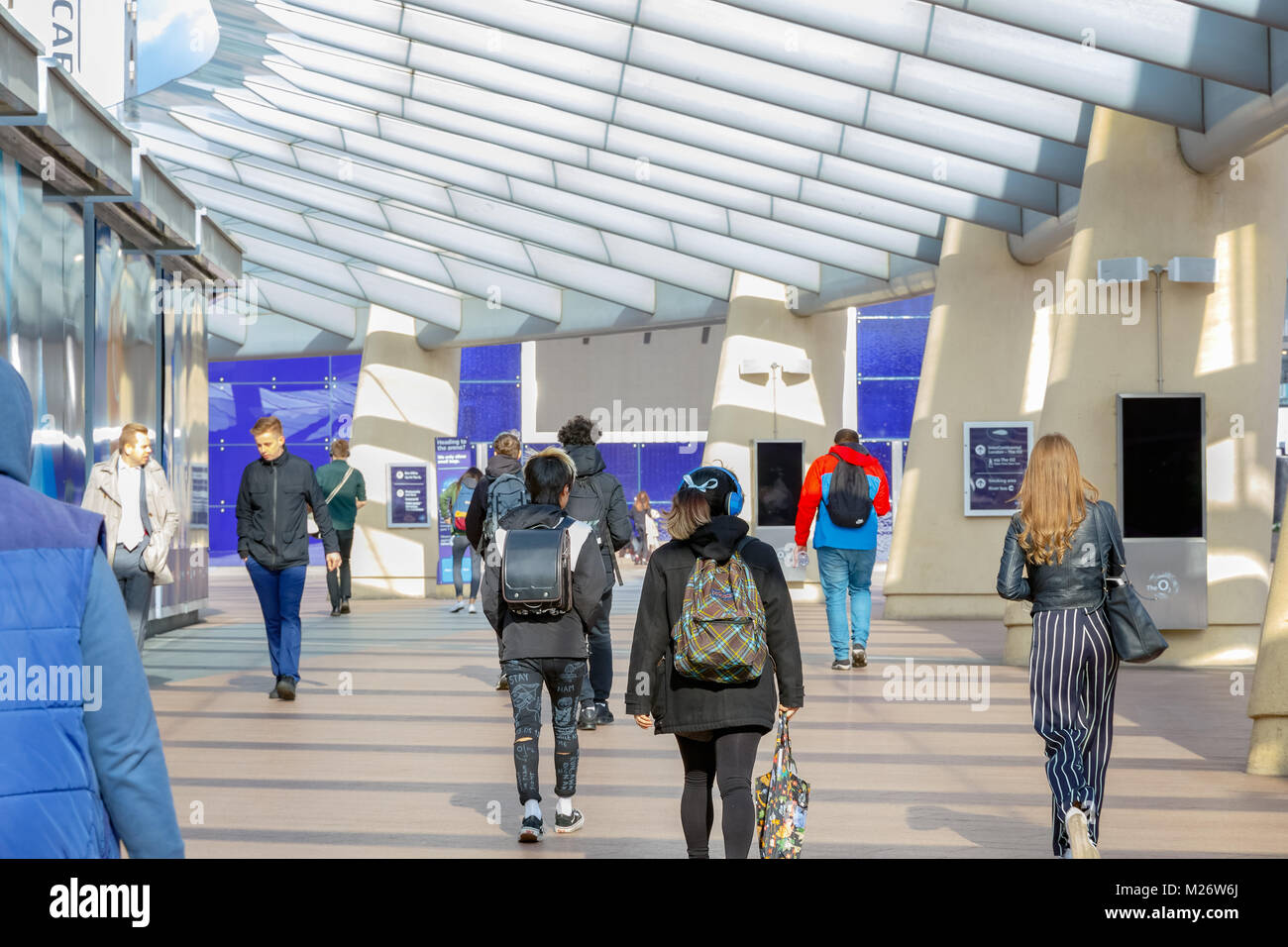 Londres, Royaume-Uni - 25 juin, 2017 - Les gens marcher sur un passage dans Peninsula Square conduisant à l'O2 ou station de North Greenwich Banque D'Images