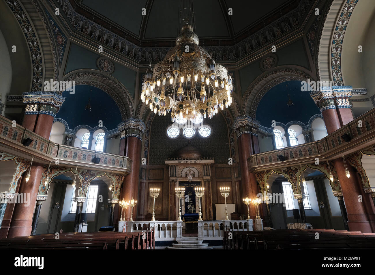 Le plus grand chandelier dans les Balkans à l'intérieur de la synagogue la plus grande synagogue de Sofia, dans le sud-est de l'Europe, et le troisième plus grand en Europe construit dans le renouveau de l'architecture Mauresque ou Neo-Moorish style situé dans la ville de Sofia, capitale de la Bulgarie. Banque D'Images