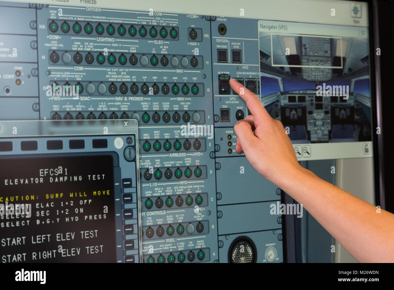 Un homme de points à un écran tactile sur un simulateur car il permet de résoudre un problème de simulation. Banque D'Images