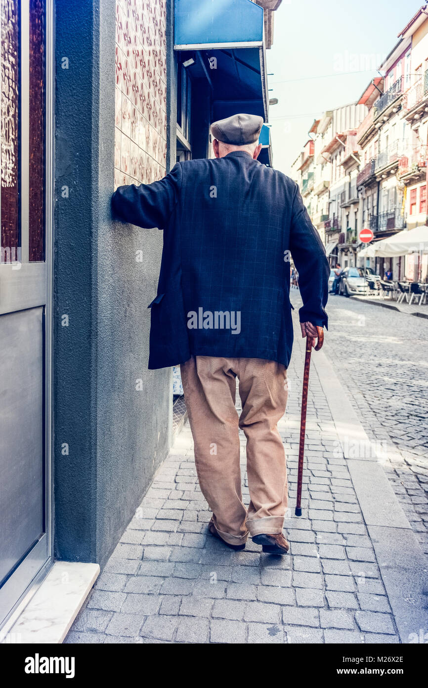 Ancien homme de derrière la rue de la santé rue béquille Banque D'Images