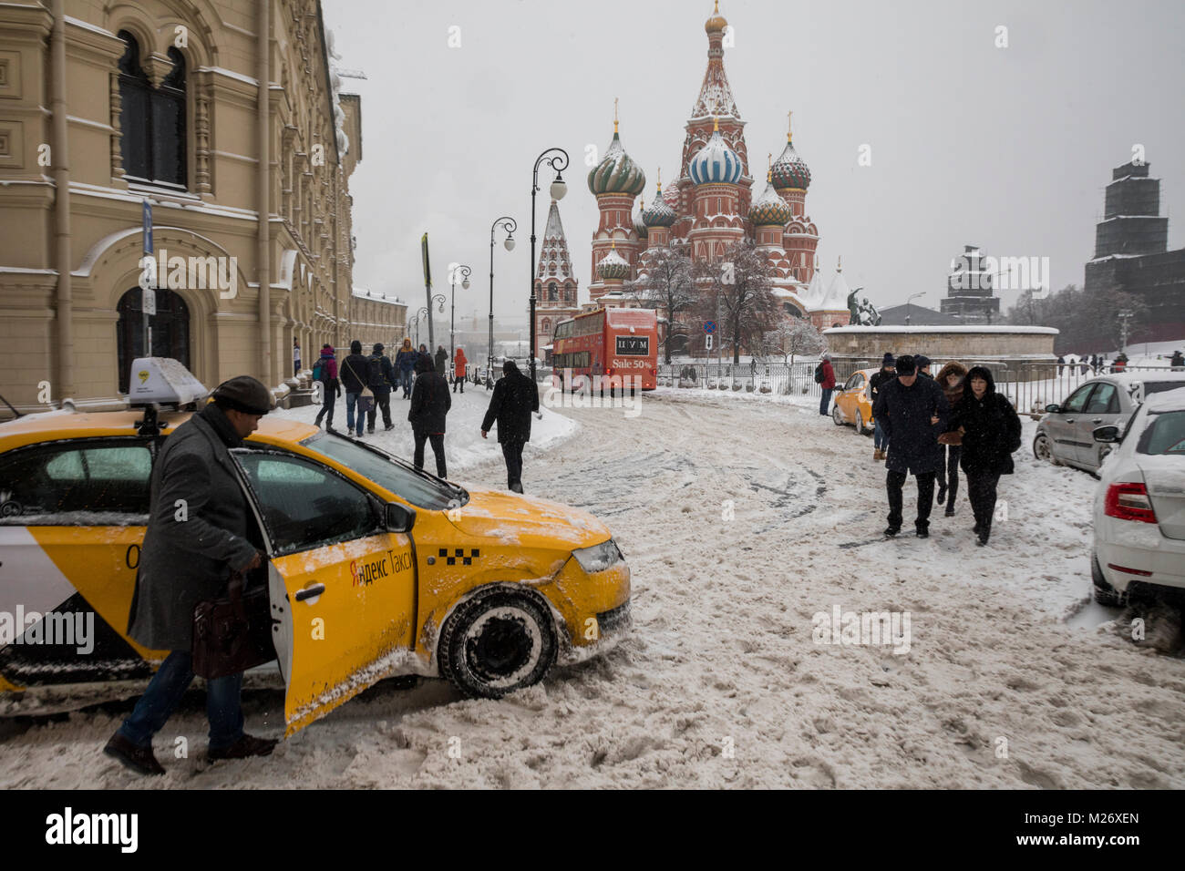 Un touriste se trouve dans une ville en taxi jaune Ilyinka Street dans le centre de Moscou, Russie Banque D'Images