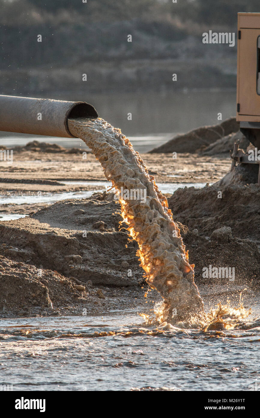 Les effluents industriels, les rejets de déchets industriels liquides pipeline dans une rivière Banque D'Images
