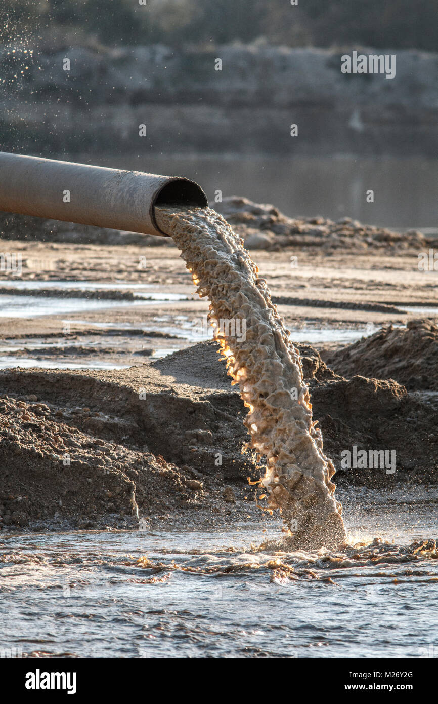 Les effluents industriels, les rejets de déchets industriels liquides pipeline dans une rivière Banque D'Images