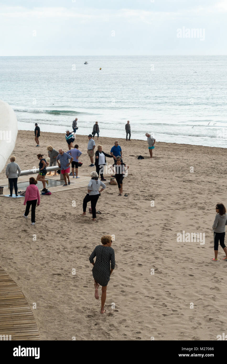 Les personnes âgées garder l'ajustement sur la plage de Benidorm, Espagne. Hommes Femmes Dao, la classe fitness personnes âgées Banque D'Images