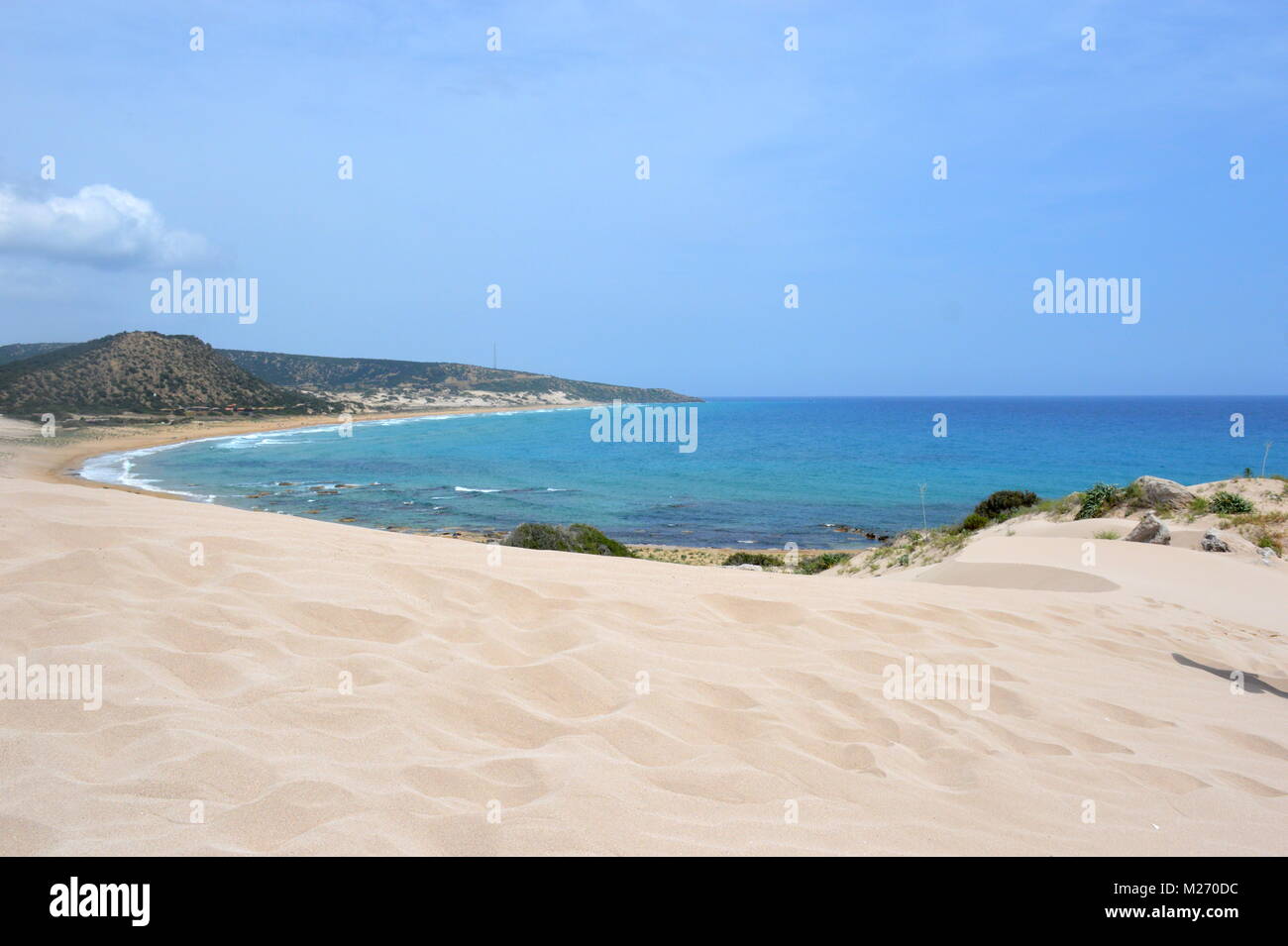 Dunes de la côte de la mer Méditerranée du nom de Golden Beach avec du sable blanc et des vagues à chaud sur l'île de Chypre Zone Karpaz. Banque D'Images